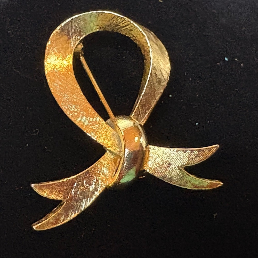Vintage Gold Tone Textured Ribbon Bow Brooch Pin Classic Looped Design Accessory